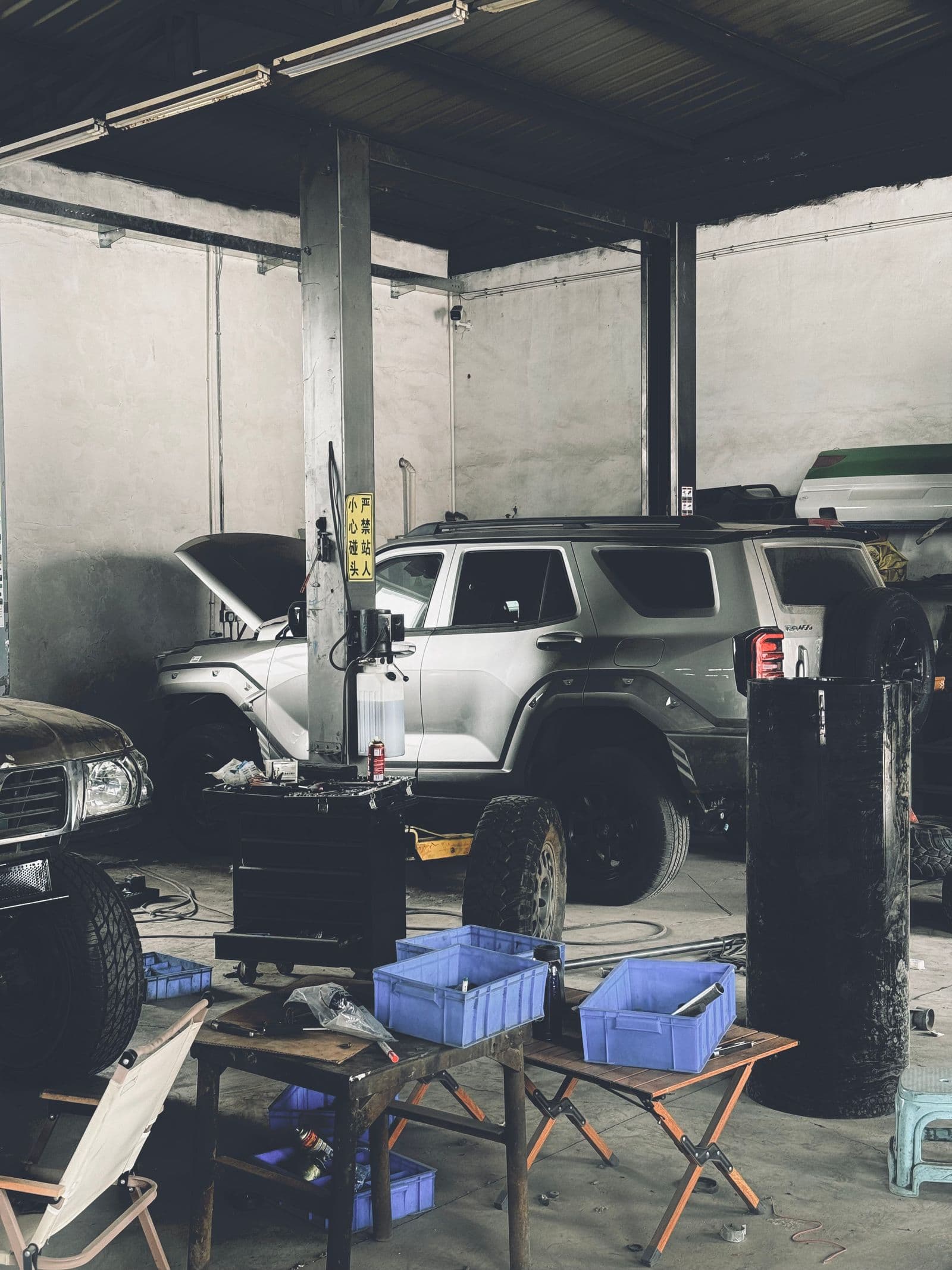 Vehicles organized inside an automotive workshop.